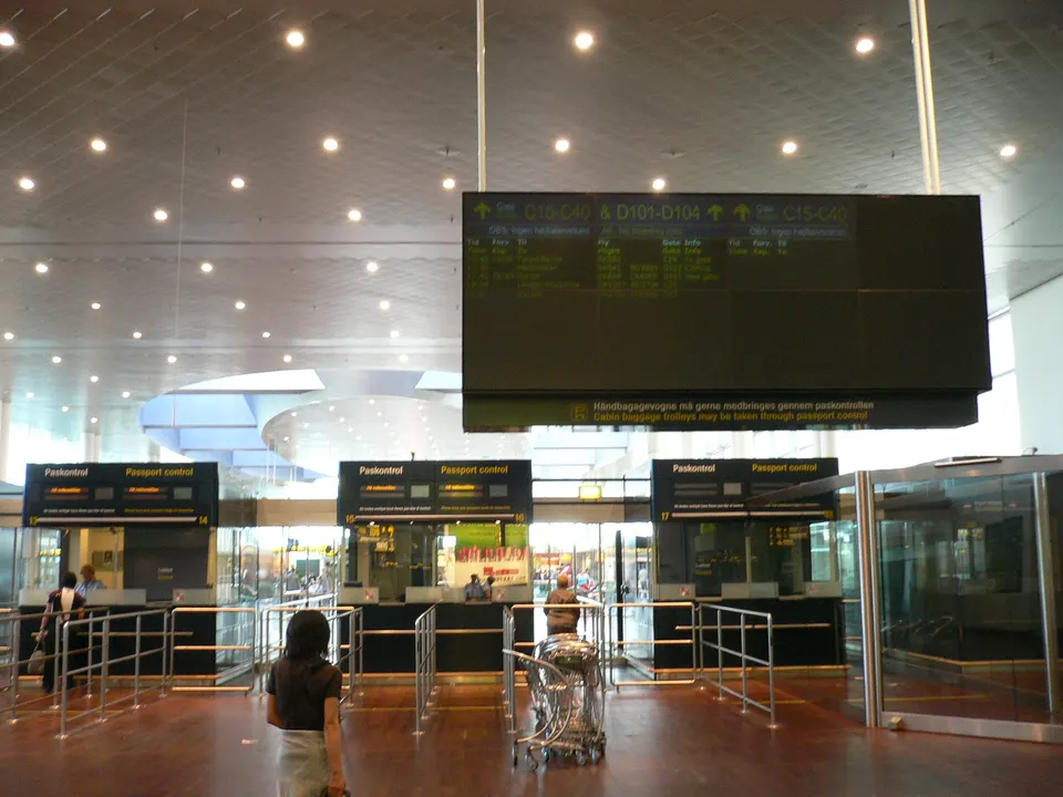 Cabinas de control fronterizo e inspección de pasaportes en terminal del aeropuerto.