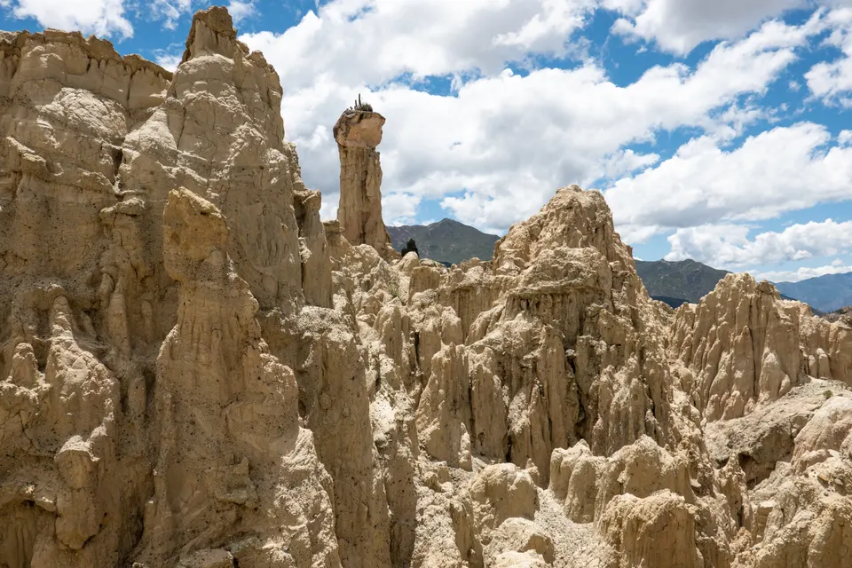 Formaciones geológicas erosionadas en el Valle de la Luna de La Paz.