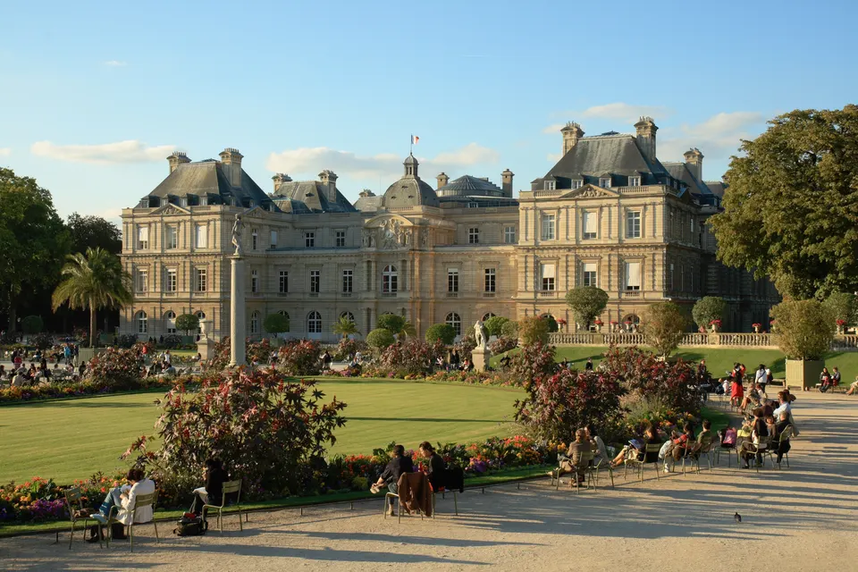 El Palacio de Luxemburgo visto desde sus jardines en París.