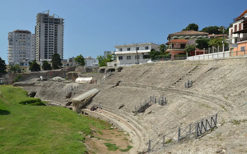 Las gradas del anfiteatro romano de Durrës, bajo el barrio residencial que lo rodea.