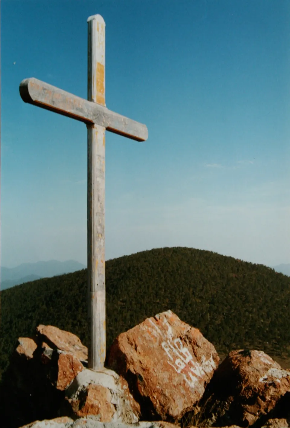 Cruz en la cima del Pico Duarte, el punto más alto del Caribe insular.