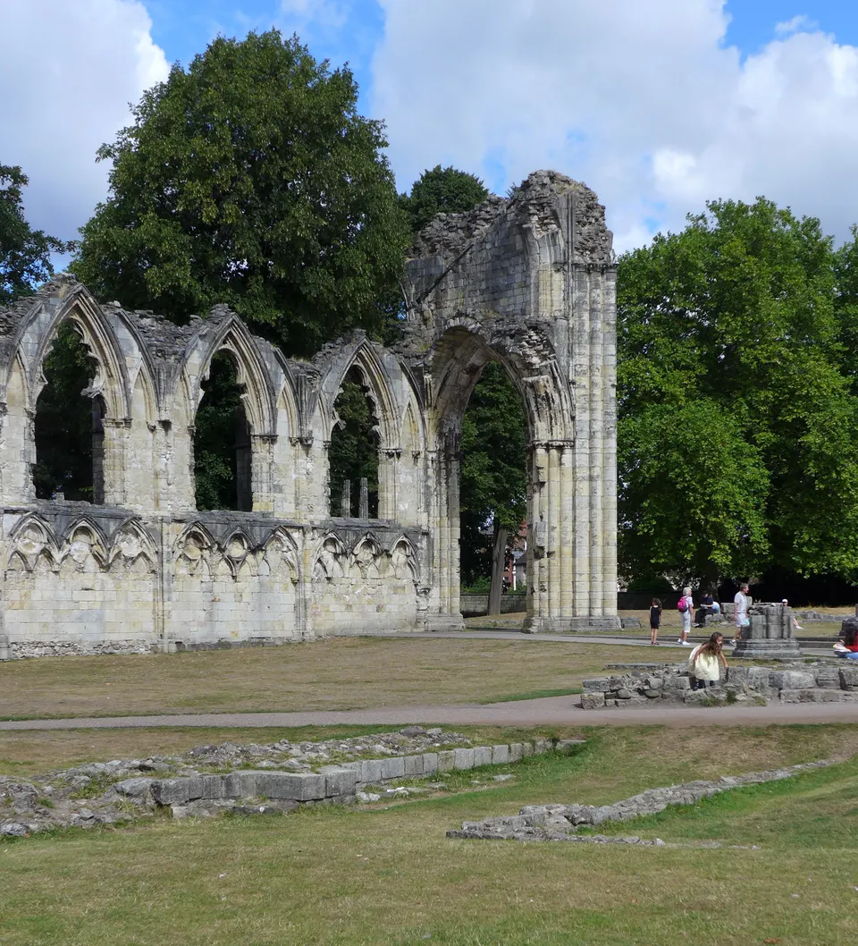 Las románticas ruinas góticas de St Mary's Abbey en los Museum Gardens de York.
