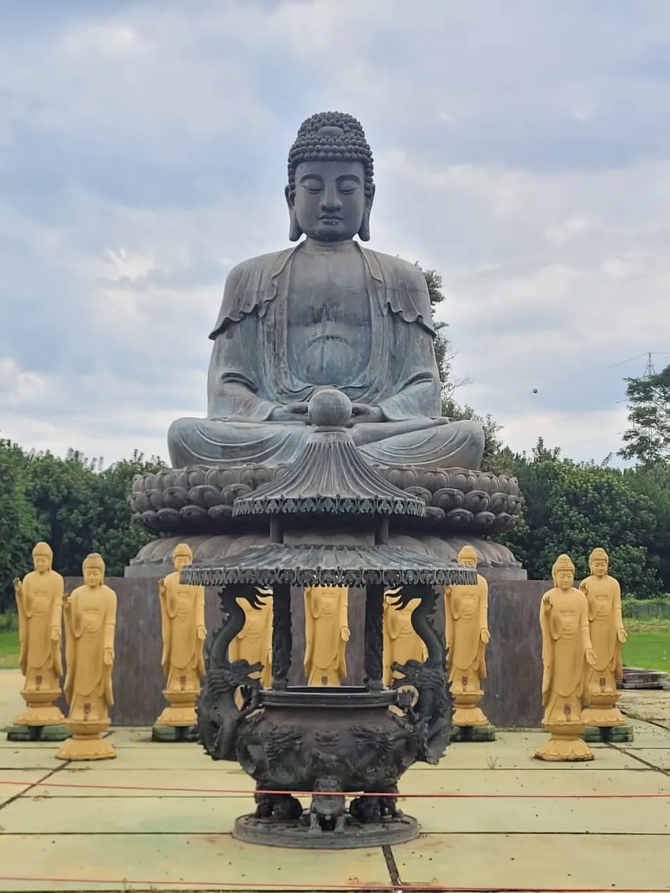 Estatua monumental del Buda de la Iluminación y jardines de meditación del Templo Budista Chen Tien en Foz do Iguaçu.