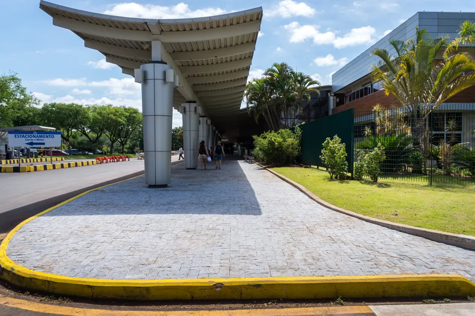 Presa monumental y vertedero de la central hidroeléctrica binacional de Itaipú sobre el río Paraná.