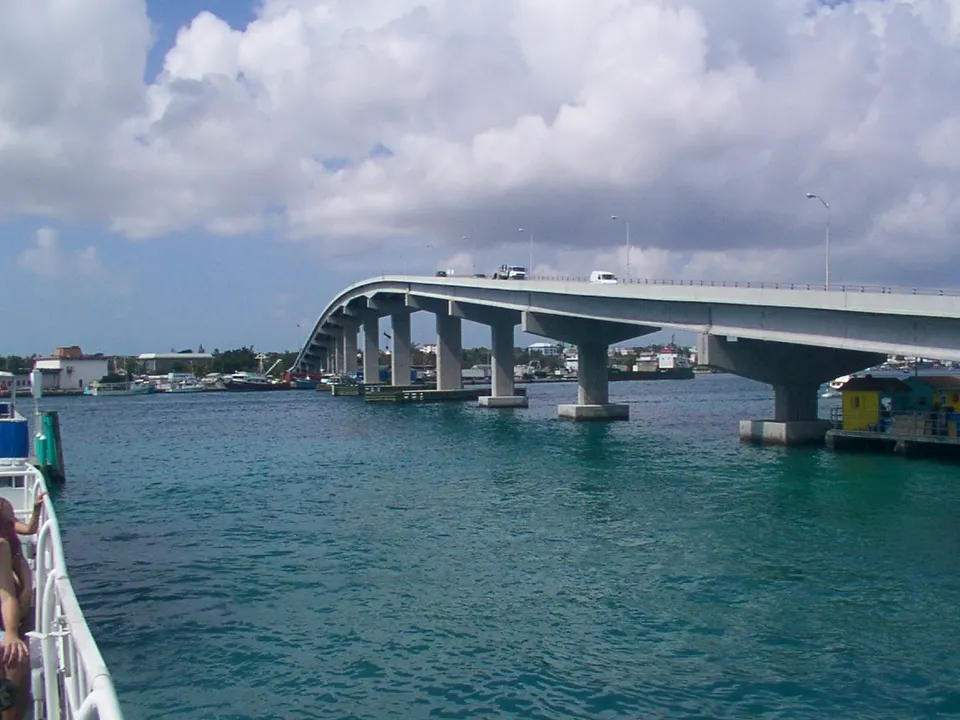 Puente entre Nassau y Paradise Island, Bahamas.
