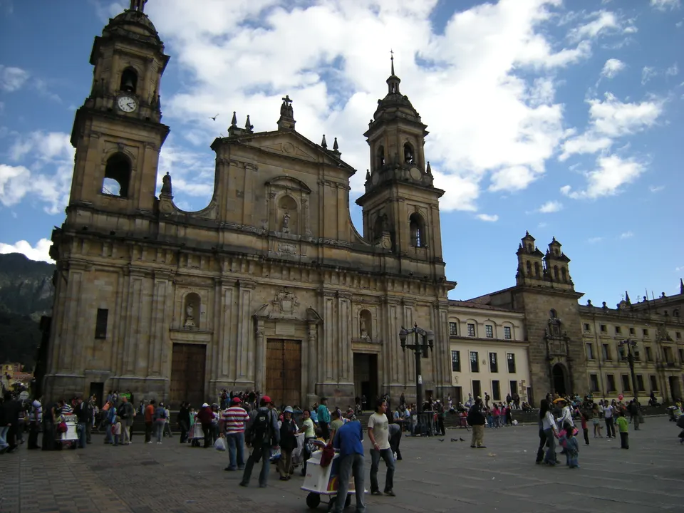 Plaza de Bolívar de Bogotá con la imponente Catedral Primada neoclásica y el Palacio de Justicia