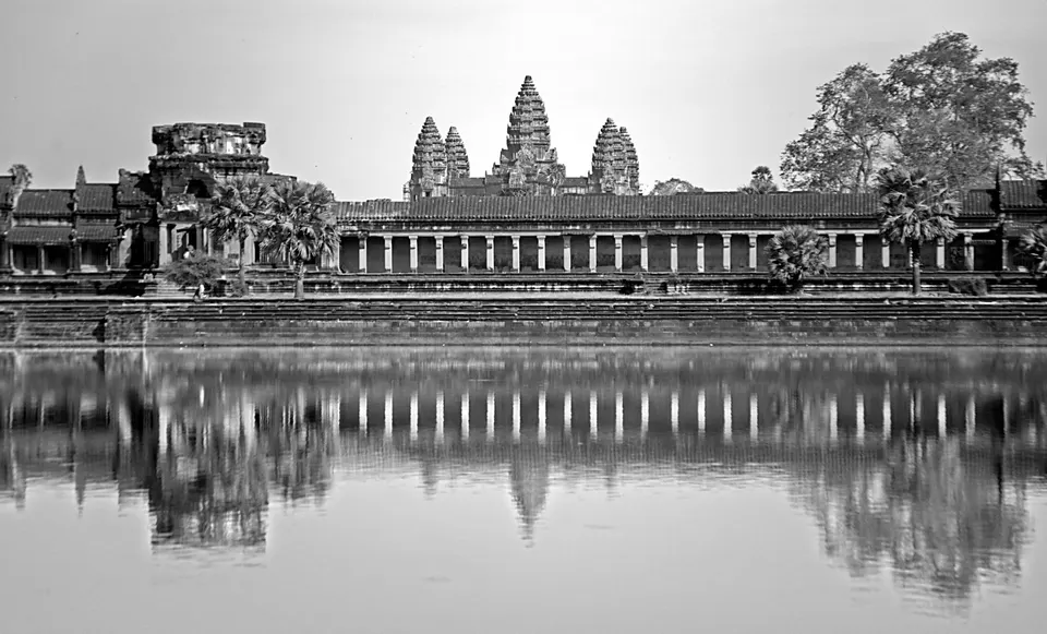 Torres de loto del templo de Angkor Wat reflejadas en el estanque ceremonial al amanecer en Siem Reap, Camboya.