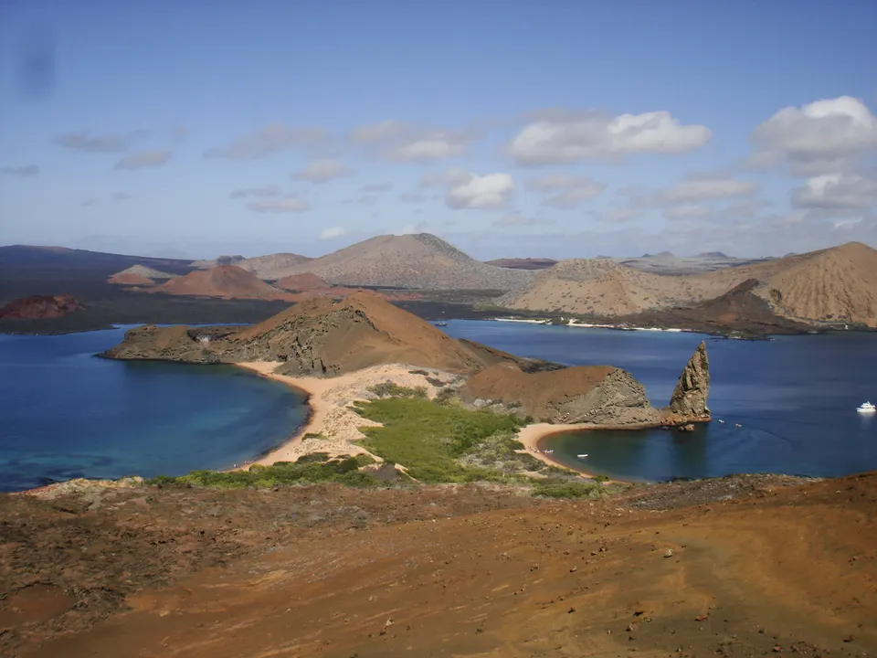 Bartolomé Island view, Galapagos Islands. Pinnacle Rock is seen at right. en galapagos