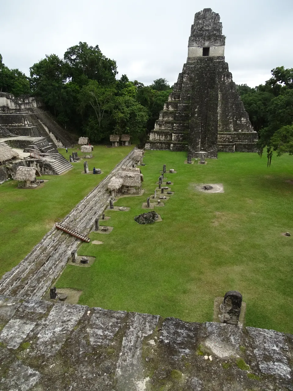 Vista elevada de la Gran Plaza y el Templo I desde las ruinas de la Acrópolis Sur.