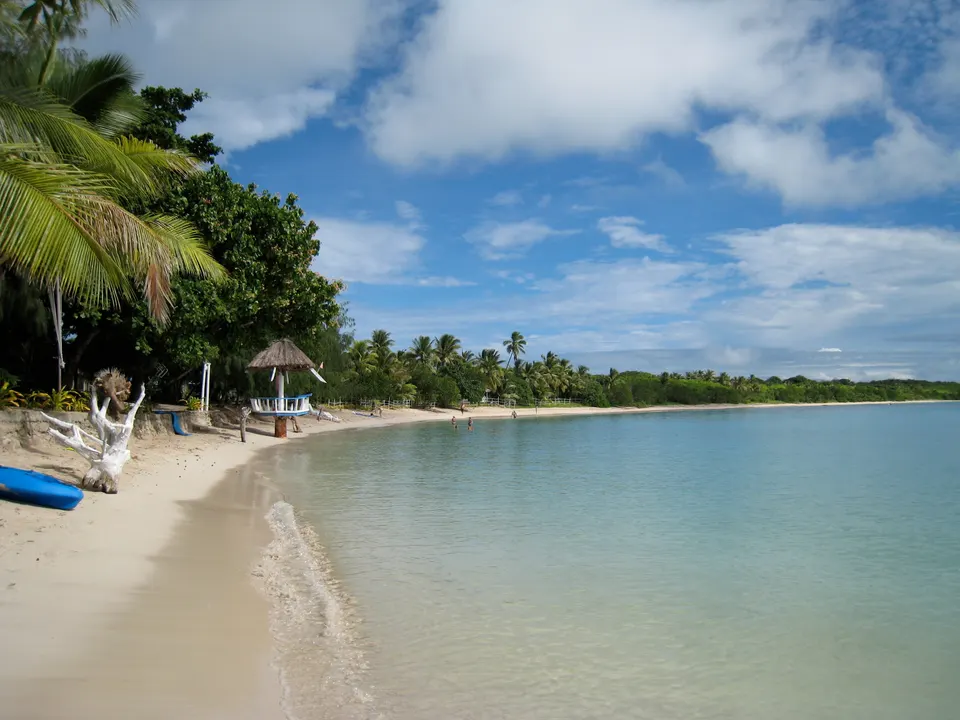 Playa desierta de arena blanca y aguas cristalinas en la costa de la isla de Nacula en las Yasawa.