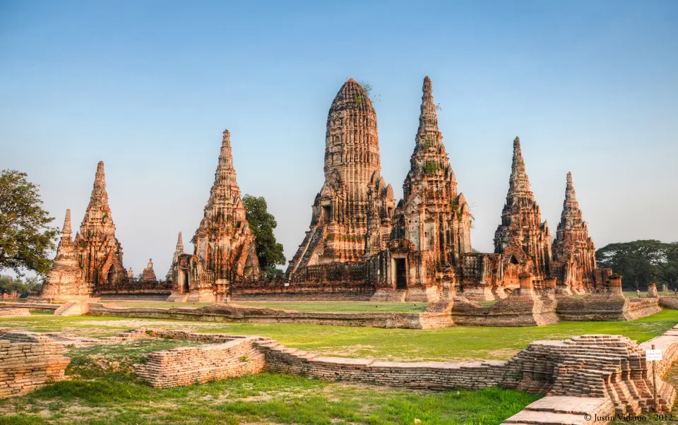 Impresionante silueta de estilo jemer del templo Wat Chaiwatthanaram reflejada en el río Chao Phraya.