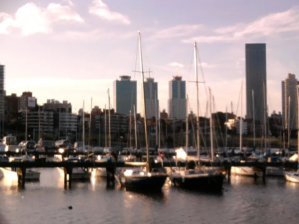 This is a photo of a Uruguayan monument identified by the ID en montevideo