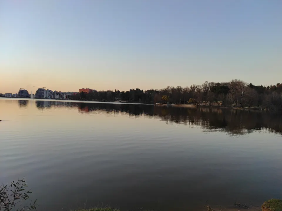 El Gran Parque de Tirana junto al lago artificial, con sus senderos arbolados.