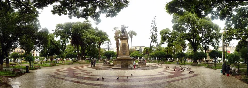 Vista panorámica de la Ciudad Blanca de Sucre con sus tejados de teja roja y campanarios encalados.