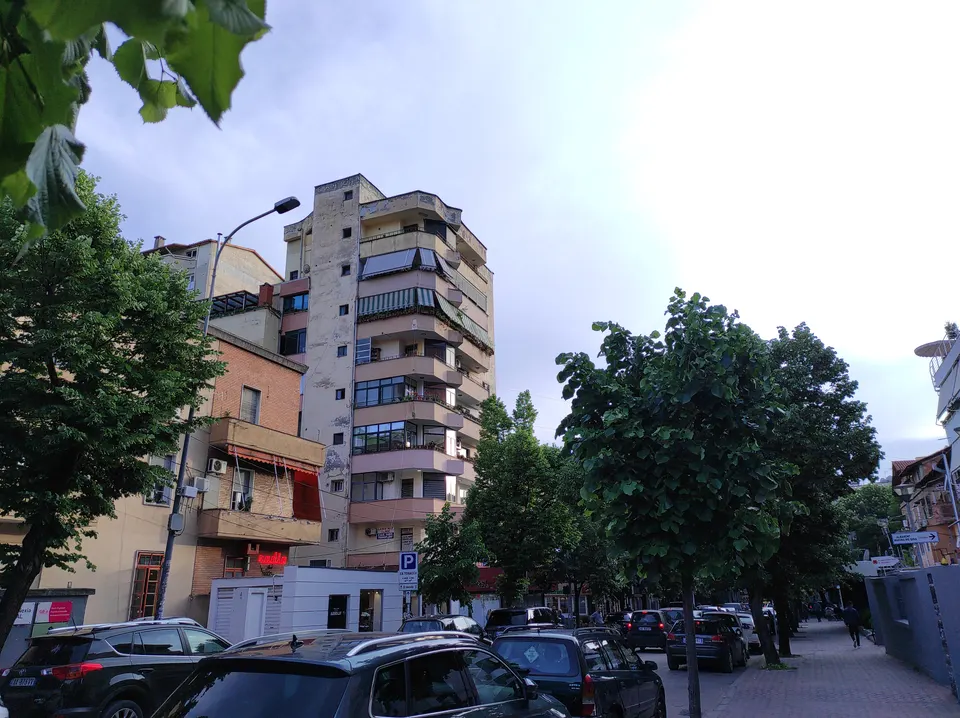 Una calle del barrio de Blloku en Tirana, con sus cafés y comercios.