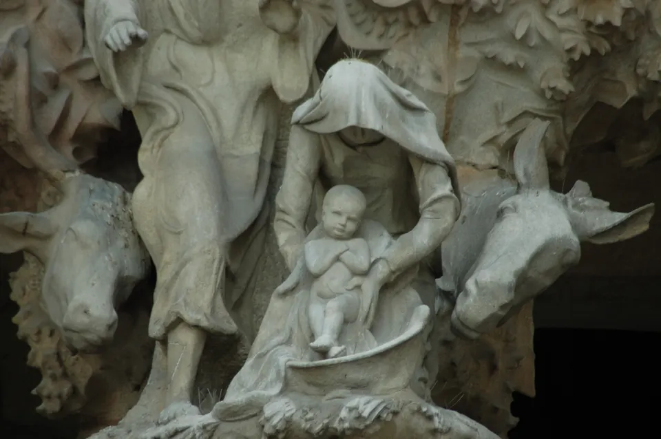 Detalle escultórico de la fachada del Nacimiento de la Sagrada Familia de Gaudí.