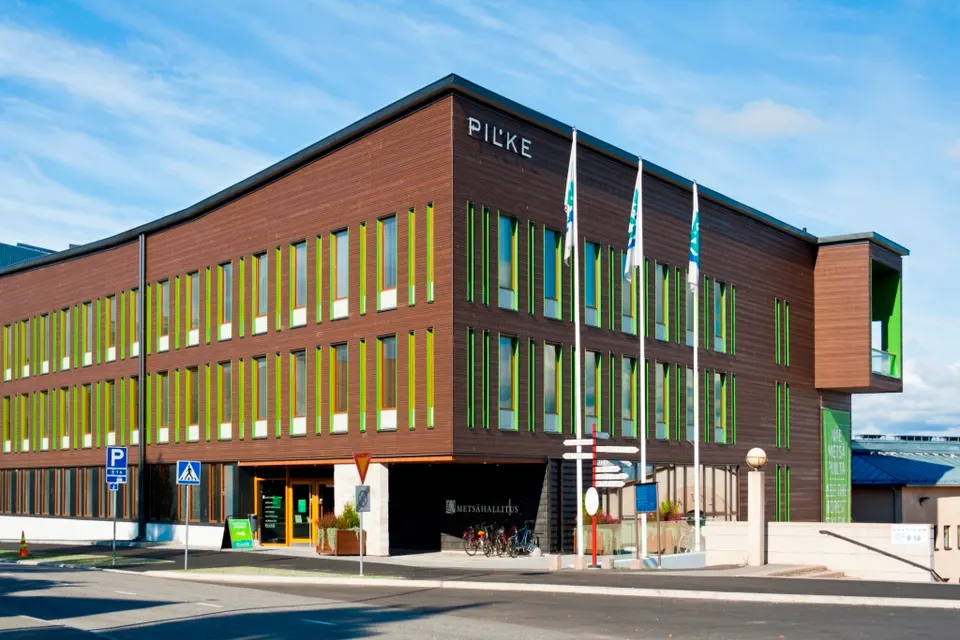 Edificio de madera sostenible del Centro de Ciencias Forestales Pilke en Rovaniemi.