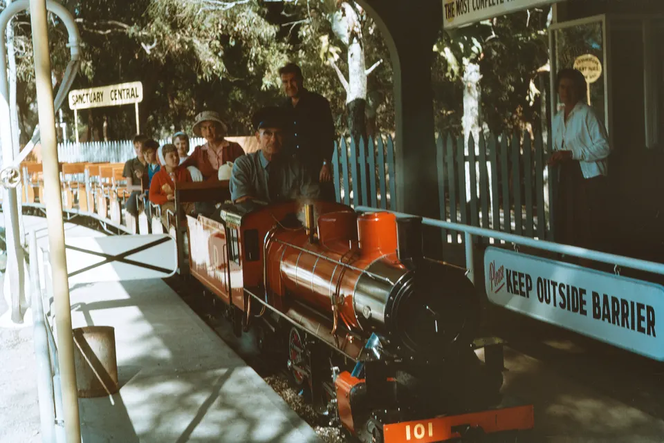 Tren panorámico y áreas de conservación de fauna en Currumbin Wildlife Sanctuary en Gold Coast.