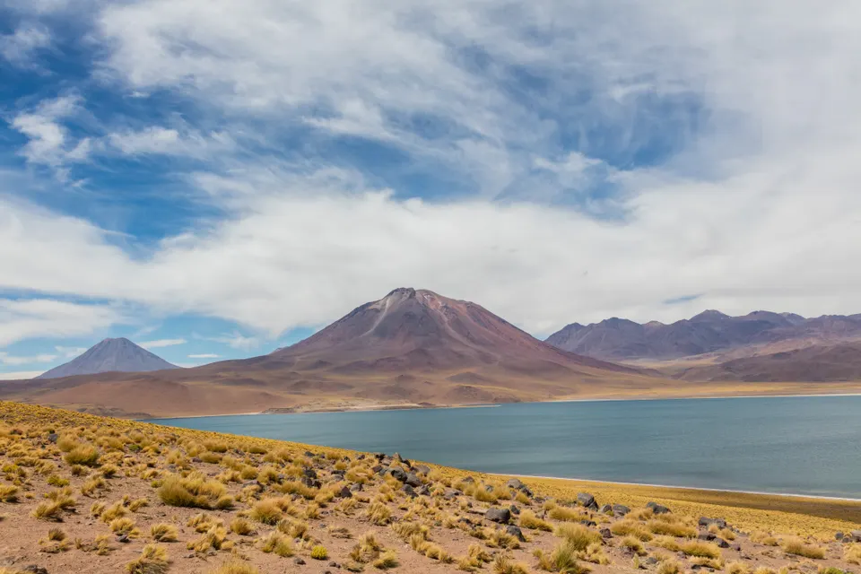 Aguas azul cobalto de la Laguna Miscanti custodiadas por volcanes andinos en el altiplano.
