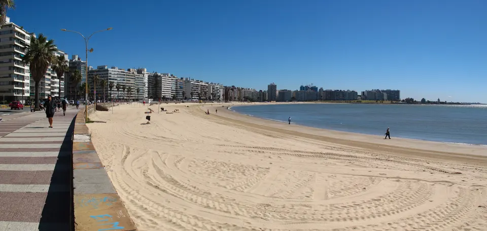 Panorámica de la playa de Pocitos en Montevideo (Uruguay) en montevideo