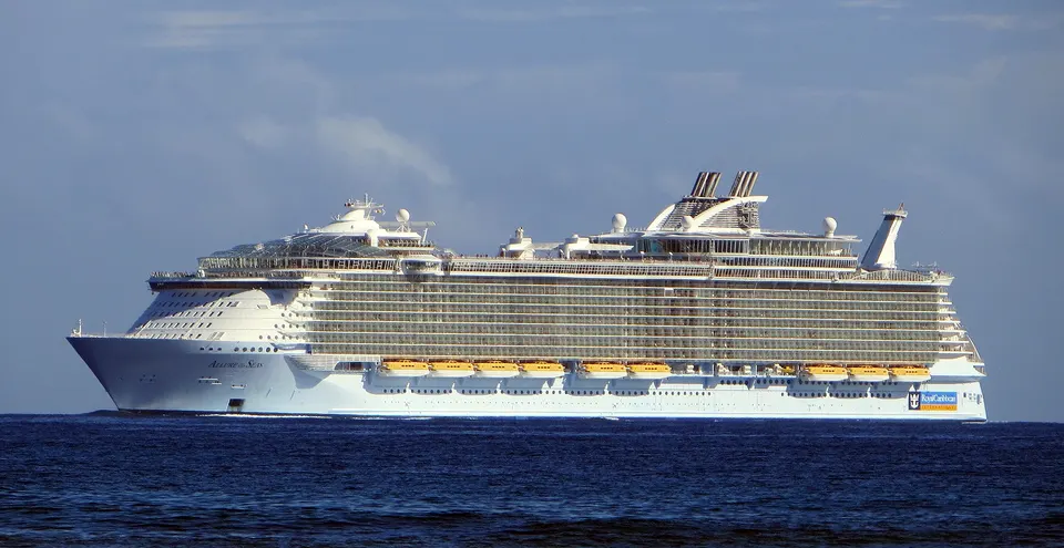 El crucero Allure of the Seas atracado en el puerto de Falmouth, Jamaica.