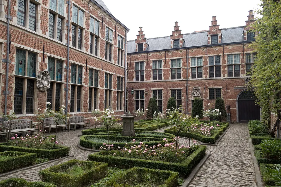 Patio interior del Museo Plantin-Moretus de Amberes, antigua imprenta y Patrimonio de la Humanidad.