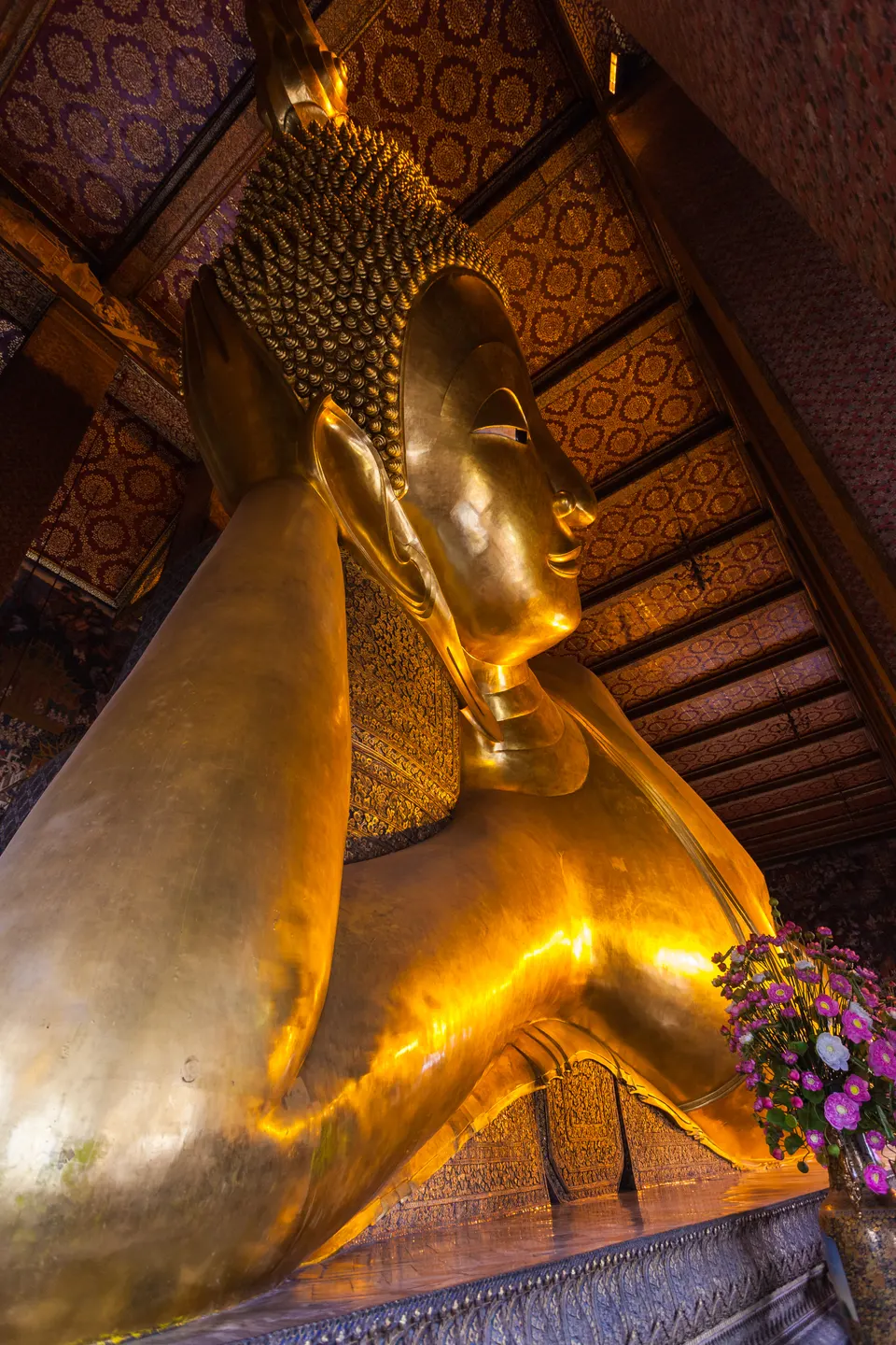 Colosal estatua dorada del Buda Reclinado en el templo Wat Pho de Bangkok.