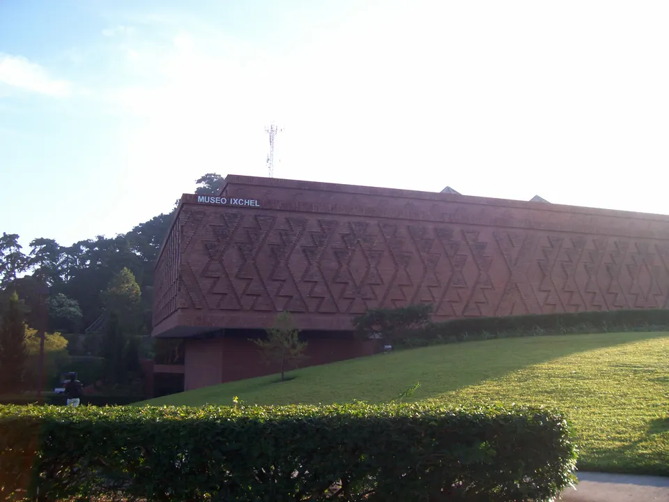 Fachada contemporánea de ladrillo y hormigón del Museo Ixchel del Traje Indígena en el campus de la UFM.