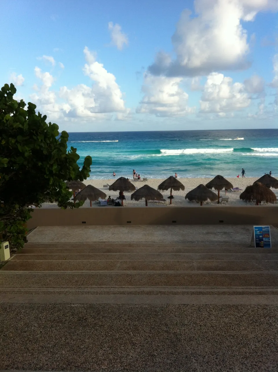 The Caribbean beach is an excellent option to enjoy a nice vacation.
Seawater has a turquoise color and is very transpar en cancun