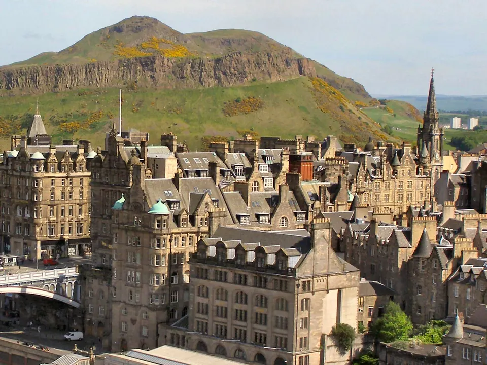 Arthur's Seat, el volcán extinto sobre el casco histórico de Edimburgo.