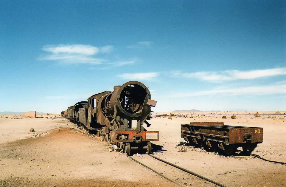 Históricas locomotoras a vapor británicas oxidadas en el Cementerio de Trenes de Uyuni.