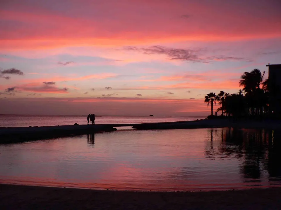 Atardecer sobre el mar Caribe en Oranjestad, Aruba.