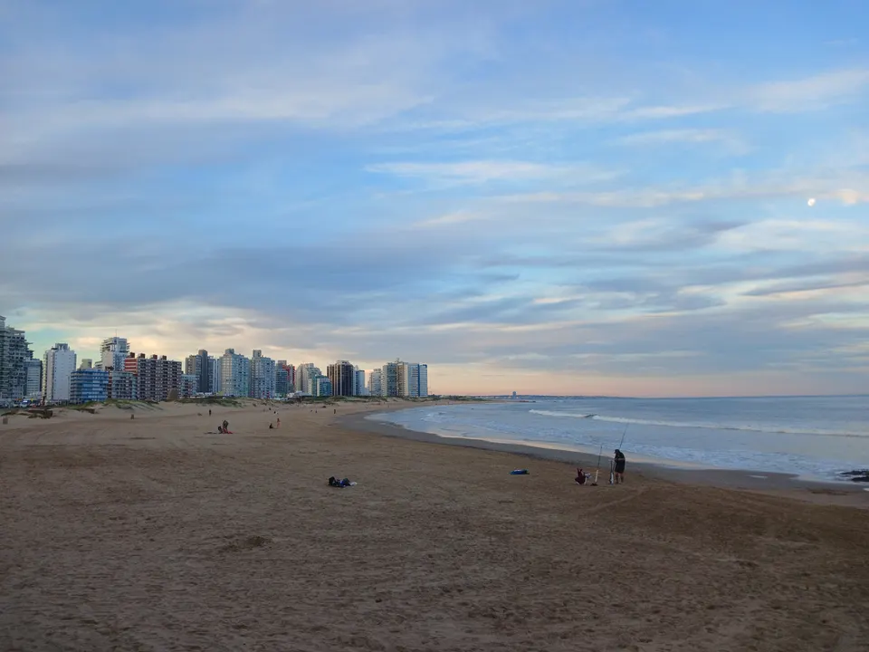 Dusk at the Fingers Beach in Punta del Este, Uruguay. en punta-del-este
