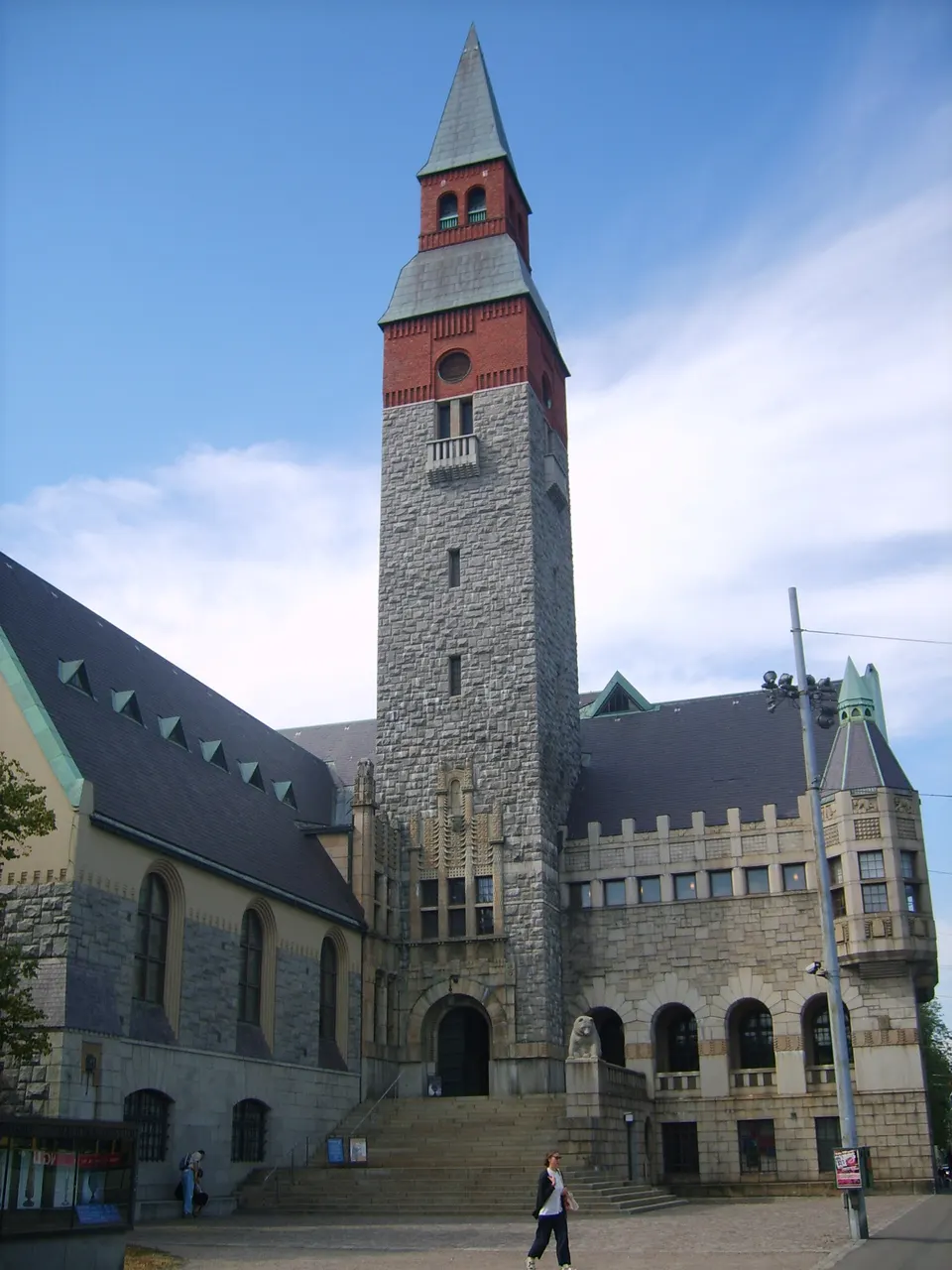 Torre medieval y fachada de granito nacional-romántica del Museo Nacional Kansallismuseo en Helsinki.