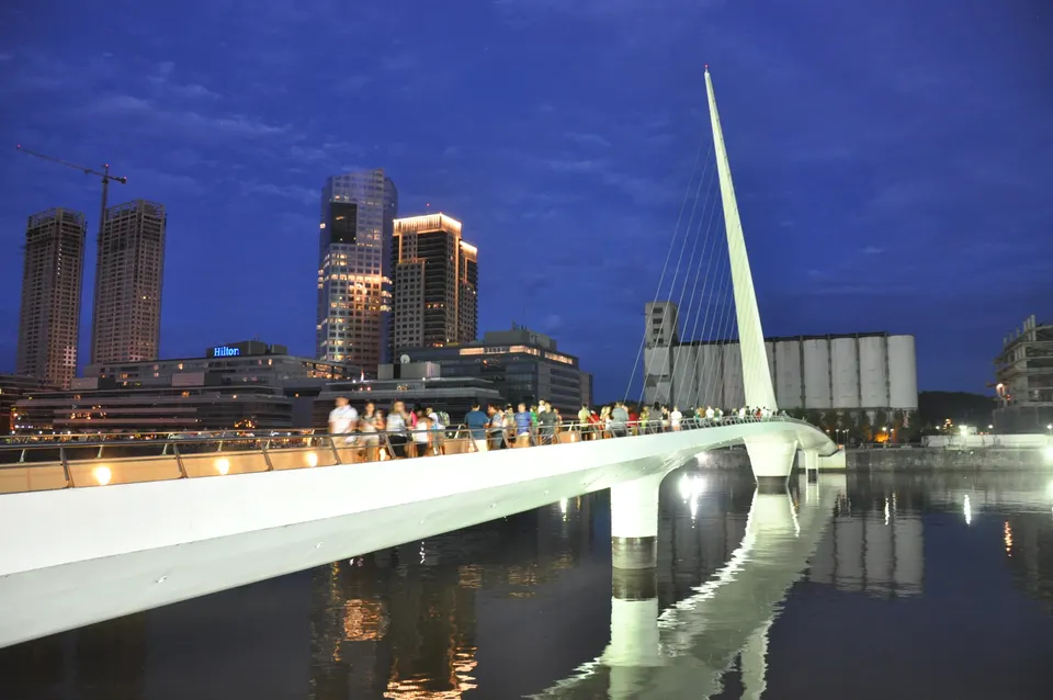 El Puente de la Mujer de Santiago Calatrava iluminado sobre el Dique 3 de Puerto Madero.