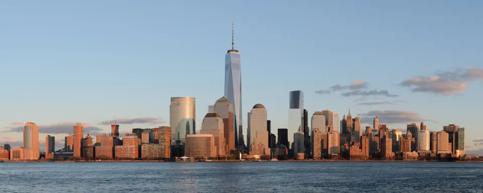 Four-segment panorama of Lower Manhattan, New York City, as viewed from Exchange Place, Jersey City, New Jersey. en estados-unidos