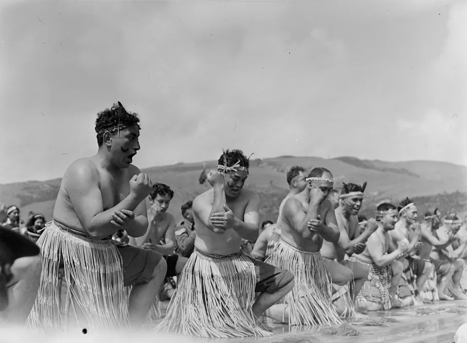 Guerreros maoríes interpretando la tradicional danza ceremonial haka en un marae de Nueva Zelanda.