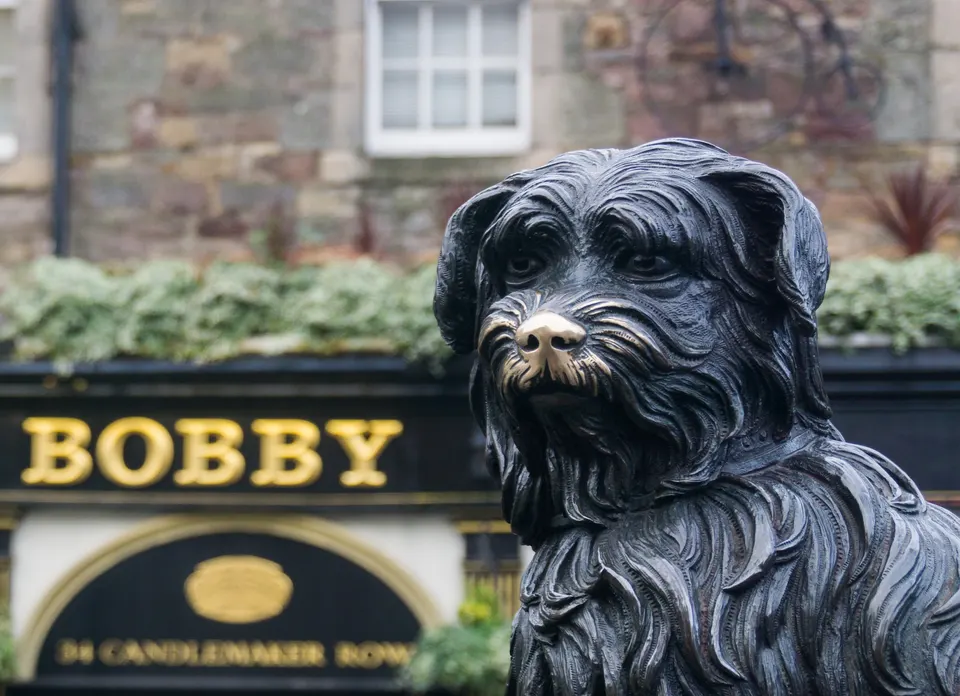 La estatua de Greyfriars Bobby, en Candlemaker Row, Edimburgo.