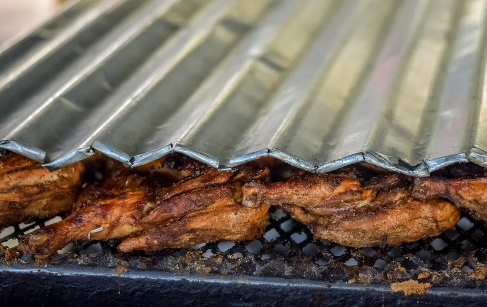 Plato de pollo jerk jamaicano preparado en Montego Bay.