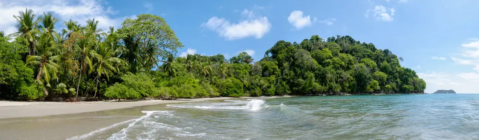 Panoramic of the Espadilla Sur beach in the Manuel Antonio National Park, Costa Rica. en manuel-antonio