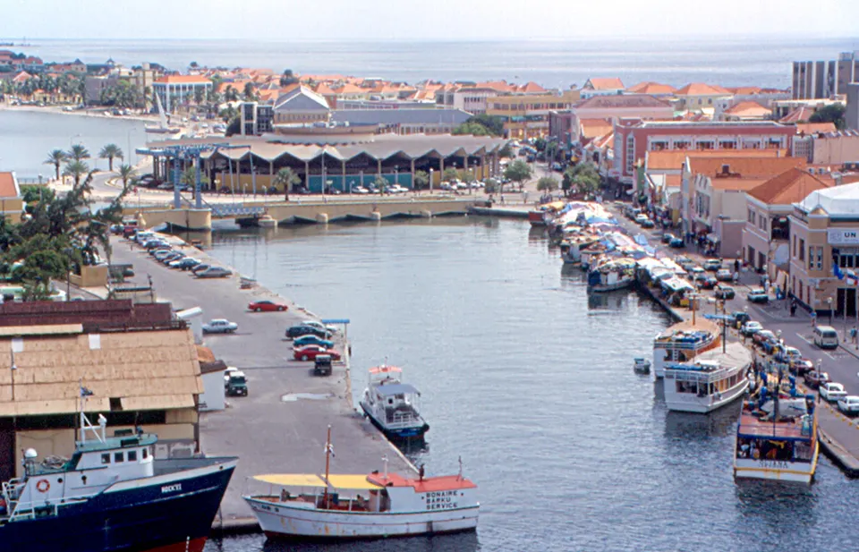 Mercado Flotante de Willemstad, con barcos venezolanos junto al muelle.