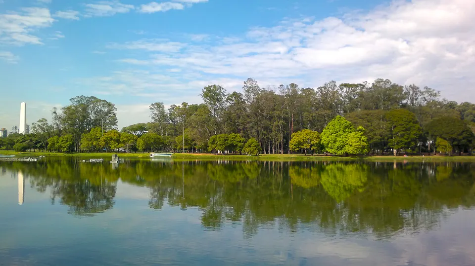 Parque Ibirapuera con sus extensos jardines tropicales, lagos y las obras arquitectónicas icónicas de Oscar Niemeyer.