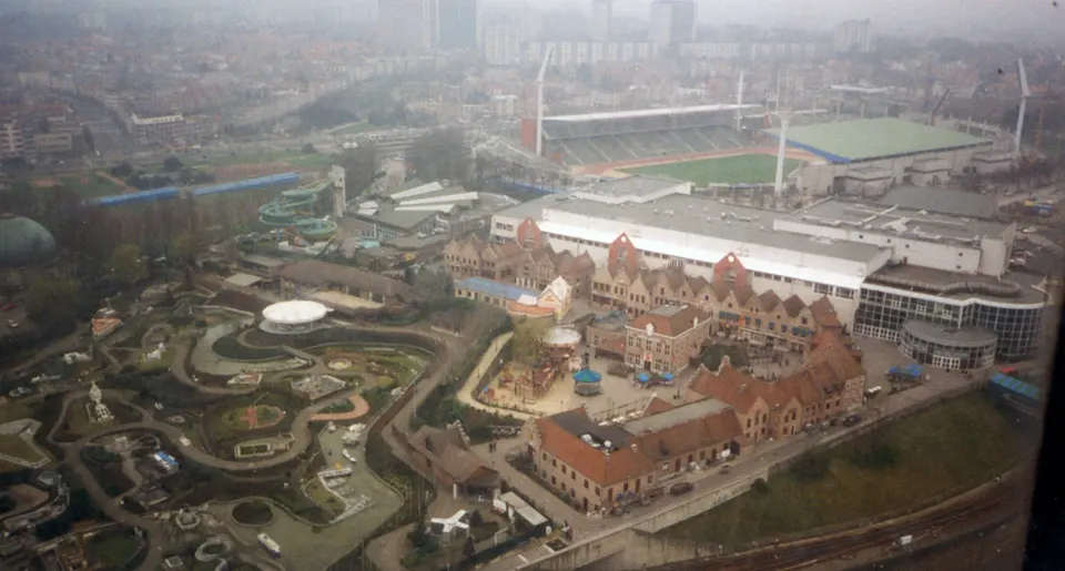 Vista del parque de maquetas Mini-Europe junto al Atomium de Bruselas, con réplicas a escala de monumentos europeos.