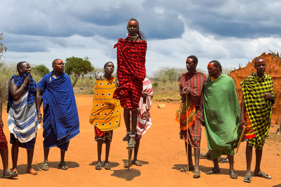 Mujeres masai de Amboseli luciendo tradicionales gargantillas y abalorios multicolores.
