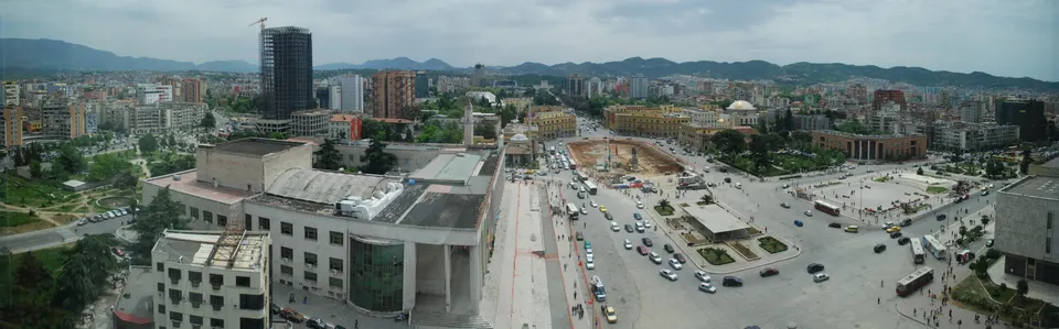 Vista panorámica de Tirana, la capital de Albania, con las montañas al fondo.
