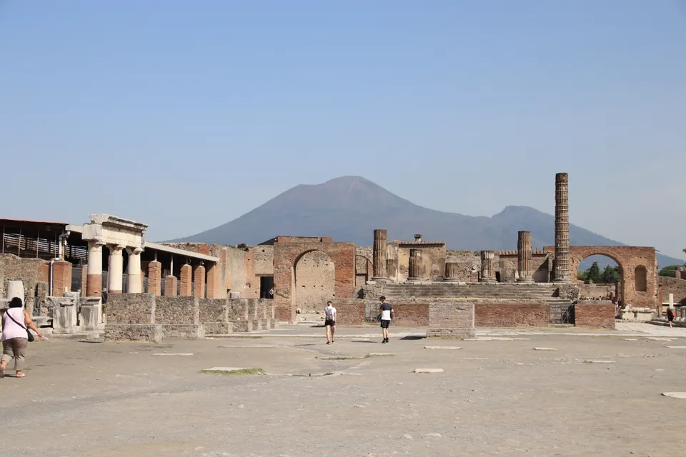 El foro de Pompeya, con el Vesubio al fondo.