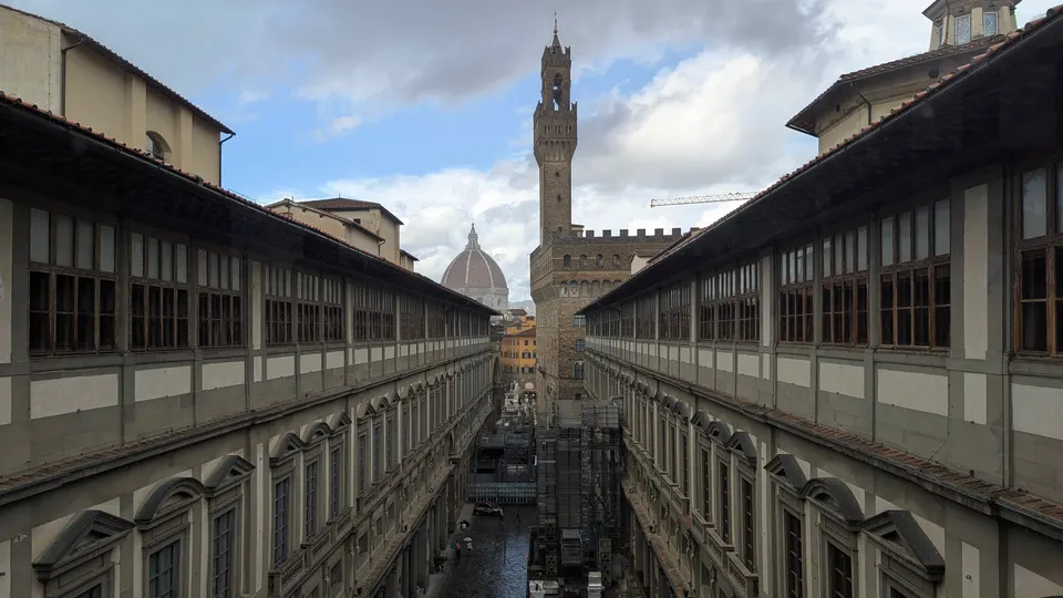 El Piazzale degli Uffizi, entre el Palazzo Vecchio y el río Arno.