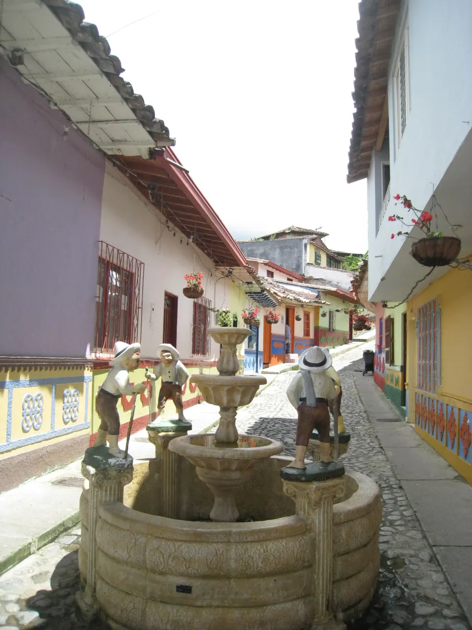 Coloridas fachadas coloniales adornadas con tradicionales zócalos pintados en el pueblo de Guatapé