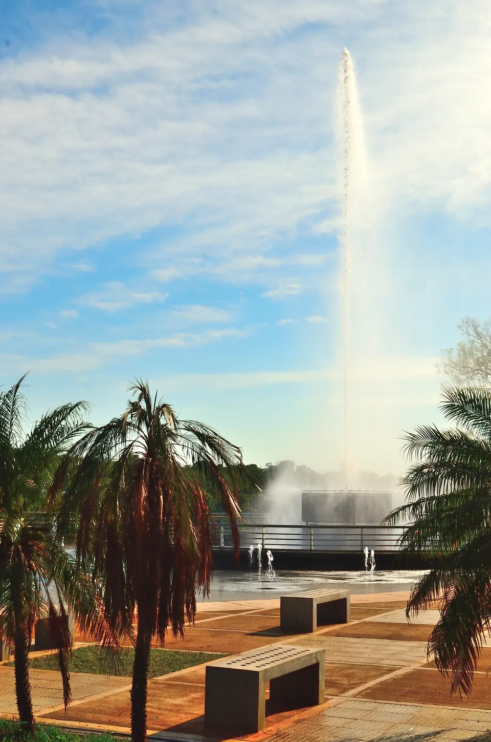 Monumento y fuentes del Hito Tres Fronteras en Puerto Iguazú frente a la confluencia de los ríos Iguazú y Paraná.