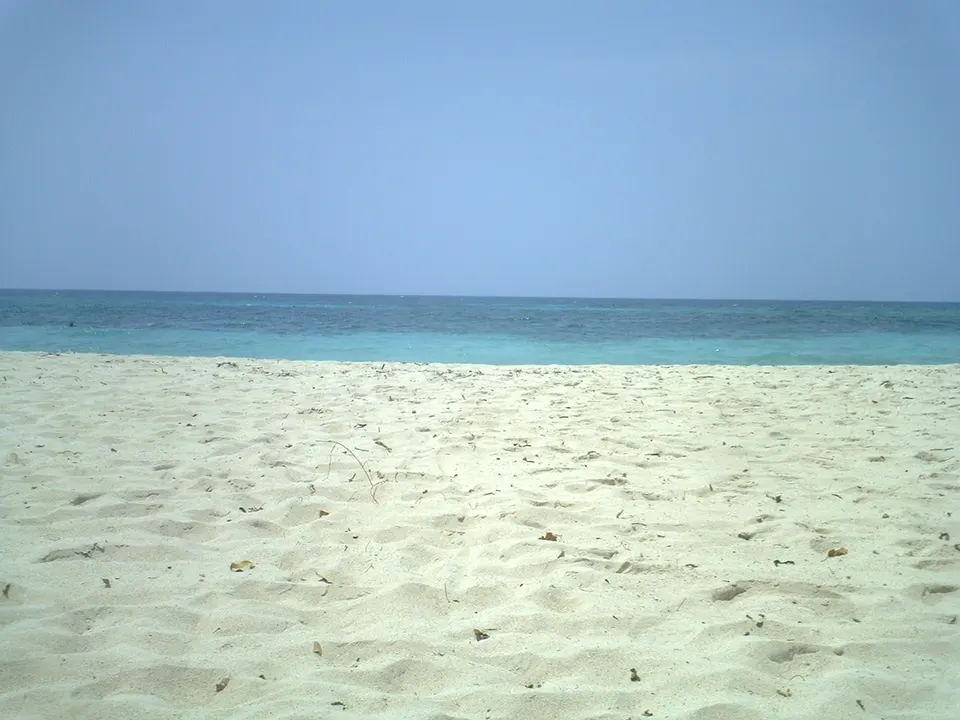 Extensas arenas blancas y mar color esmeralda en Playa Blanca en la península de Barú